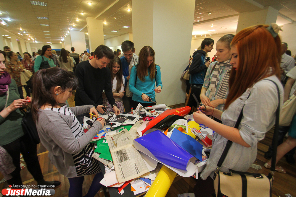 Прикоснуться к прекрасному, поиграть на редких музыкальных инструментах и почувствовать себя футболистом можно было на «Ночи музеев» - Фото 6