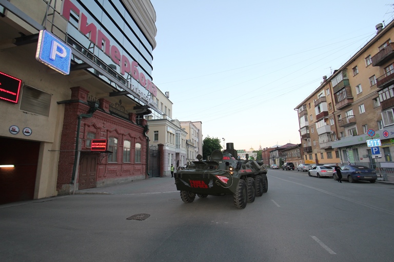 «Можно потрогать и сфотографироваться». У «Гринвича» припарковали бронетранспортер - Фото 2
