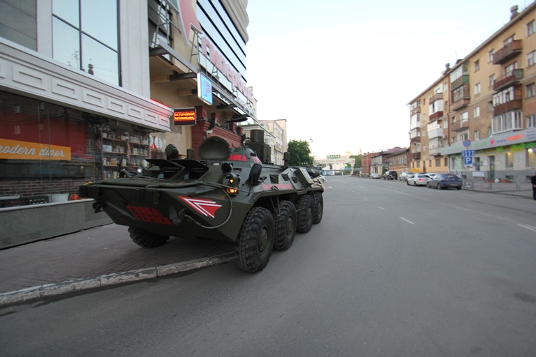 «Можно потрогать и сфотографироваться». У «Гринвича» припарковали бронетранспортер - Фото 3