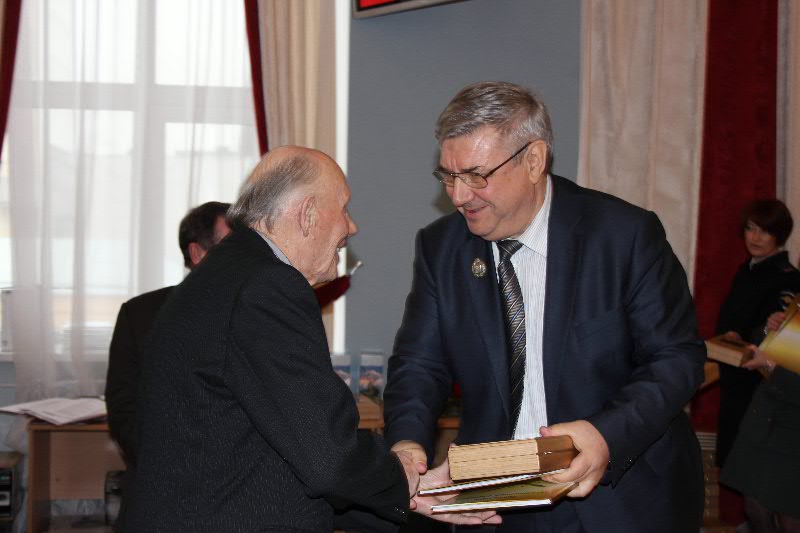 Полицейские следователи получили к юбилею службы награды и памятную книгу - Фото 7