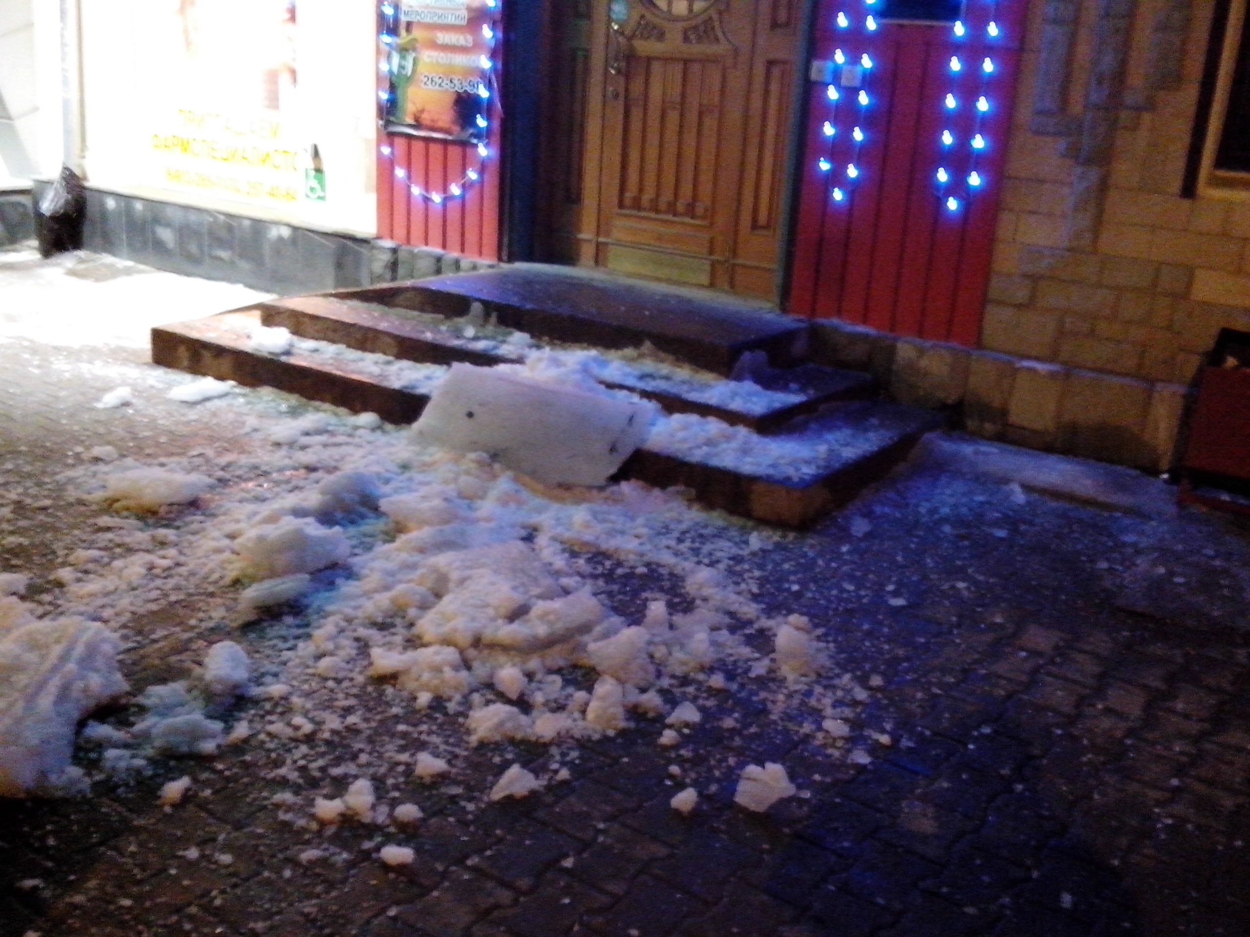 Двух екатеринбуржцев едва не убила глыба льда, упавшая с вывески кафе - Фото 2