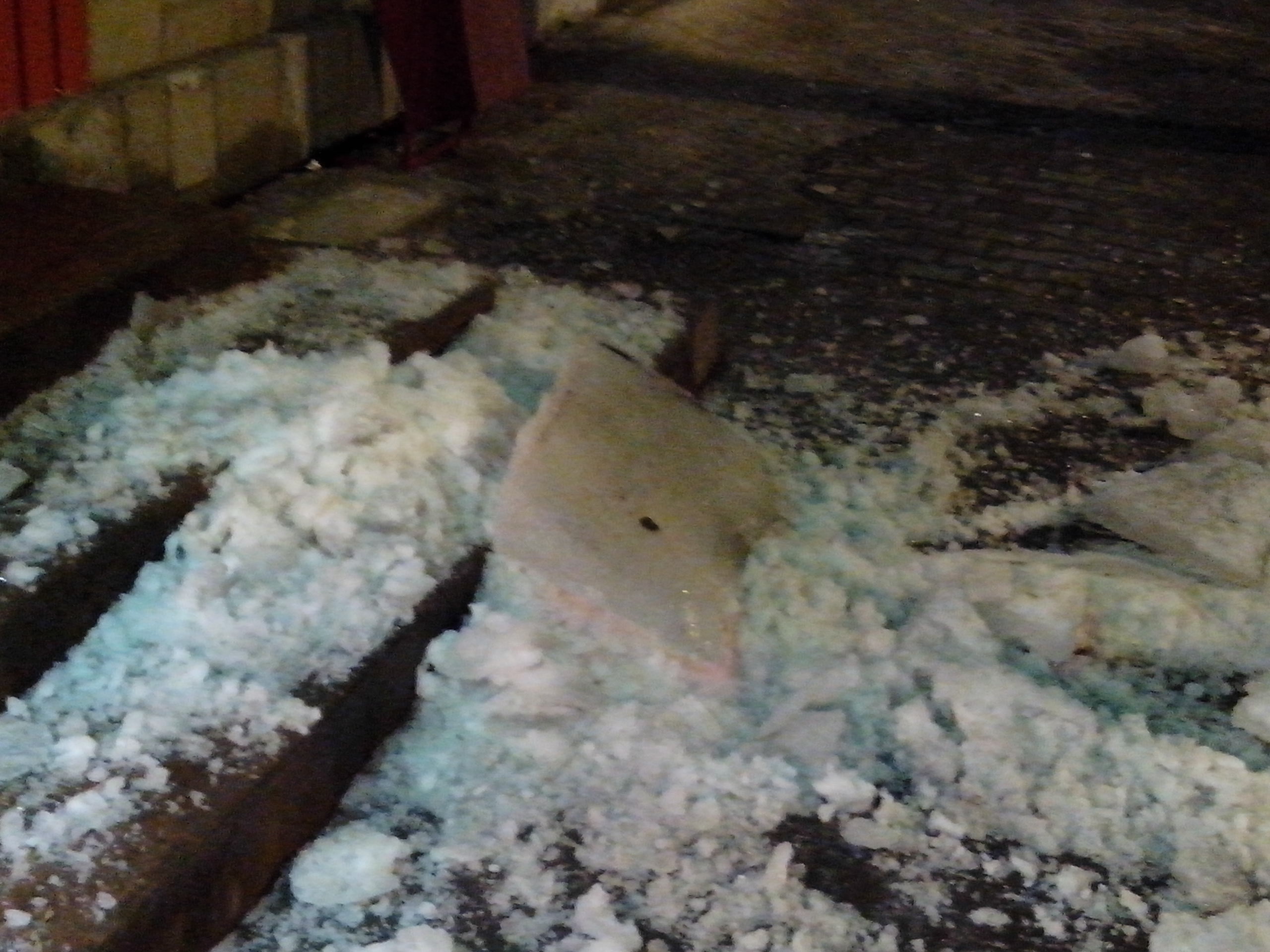 Двух екатеринбуржцев едва не убила глыба льда, упавшая с вывески кафе - Фото 3