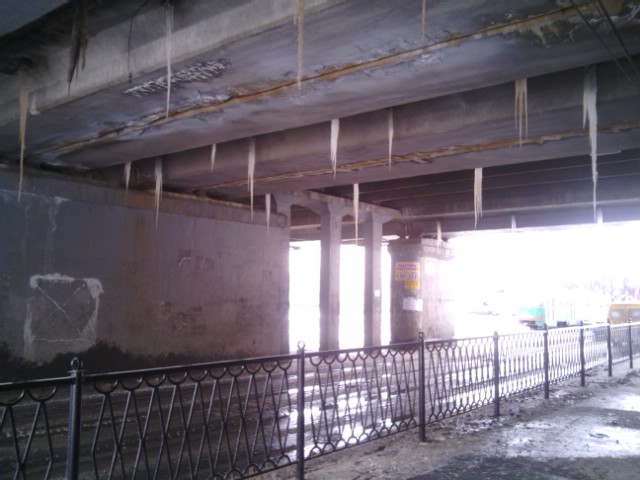 Крыши Екатеринбурга вновь обросли снегом и сосульками - Фото 2