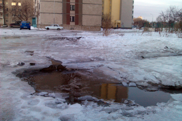 Очередное коммунальное ЧП. Двор на Московской залило холодной водой - Фото 4