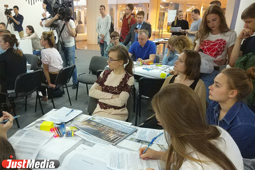 «Заленин», фонтан с супергероями города и дублер Вайнера. Екатеринбуржцам рассказали, что появится в центре на месте парковок  - Фото 3