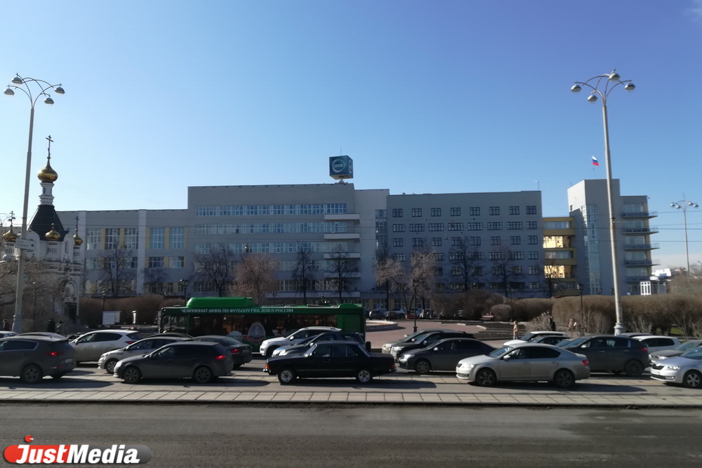 Центр Екатеринбурга встал в пробках из-за водителей, которые не читают новости. ФОТО - Фото 8