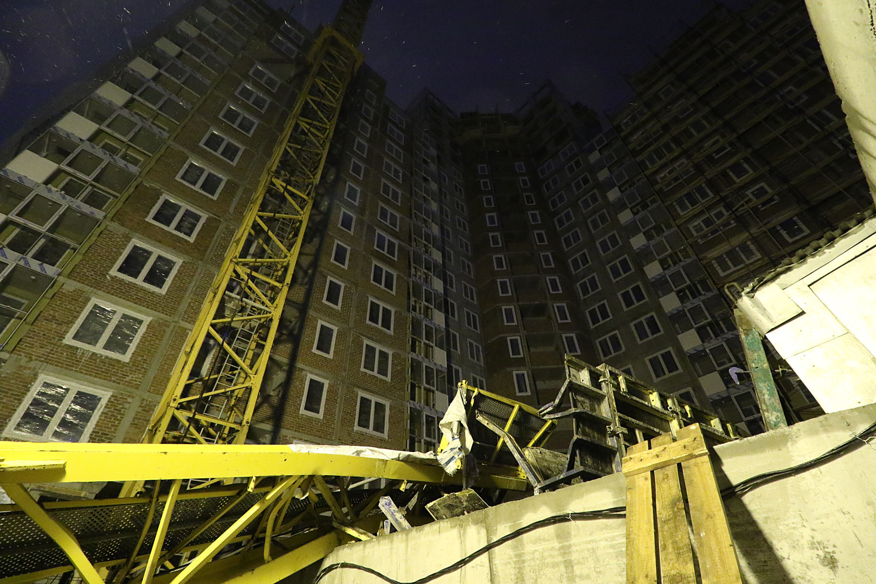 По факту обрушения крана и гибели крановщика возбуждено уголовное дело - Фото 2