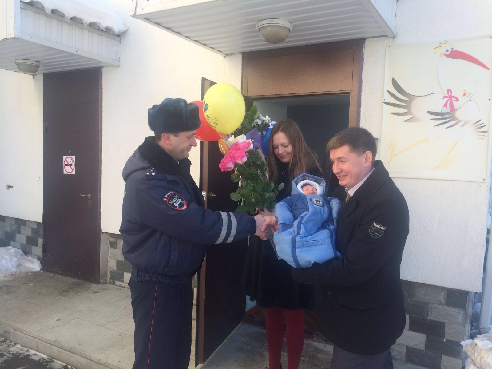Сотрудники ГИБДД помогли беременной женщине быстро добраться до роддома - Фото 3