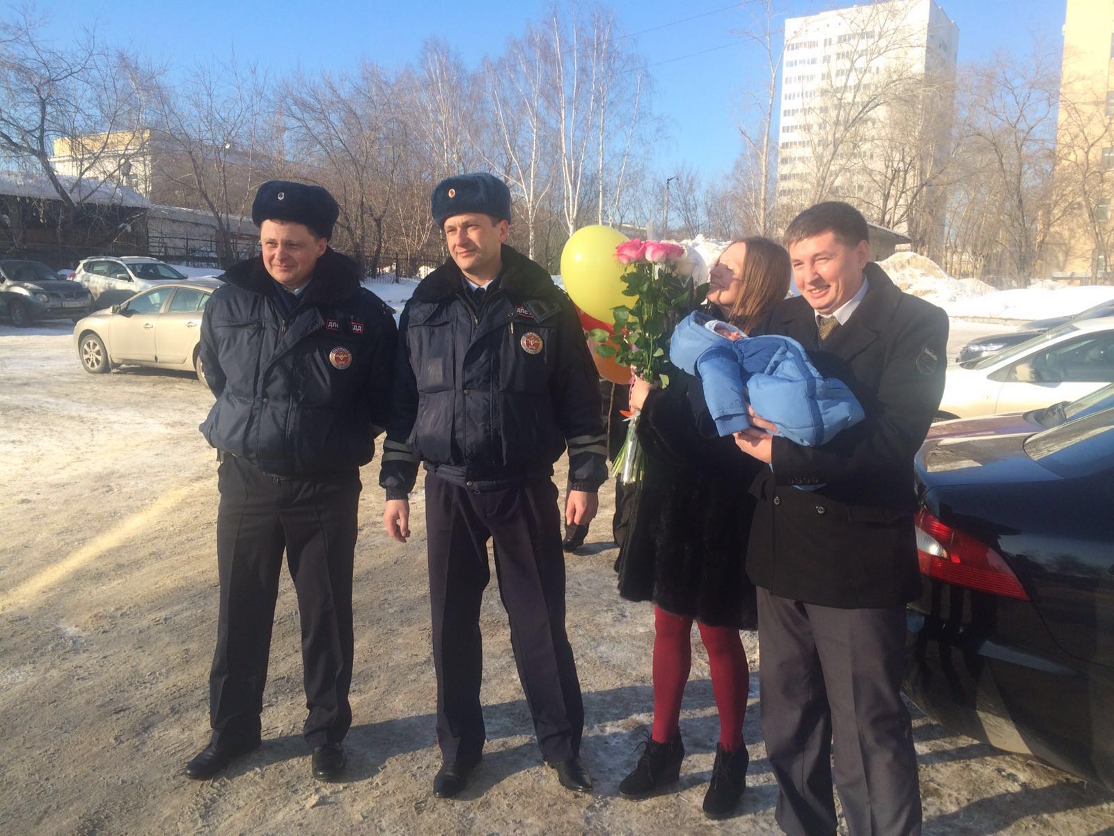 Сотрудники ГИБДД помогли беременной женщине быстро добраться до роддома - Фото 2