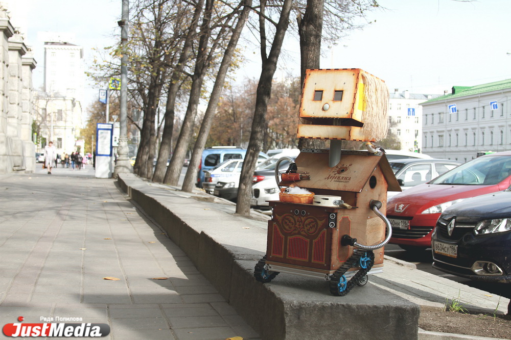 «Попрошайка» раскрутила депутатов гордумы на деньги, пела песни на Плотинке и проехалась в трамвае «зайцем». ФОТО - Фото 2