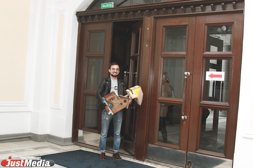 «Попрошайка» раскрутила депутатов гордумы на деньги, пела песни на Плотинке и проехалась в трамвае «зайцем». ФОТО - Фото 3