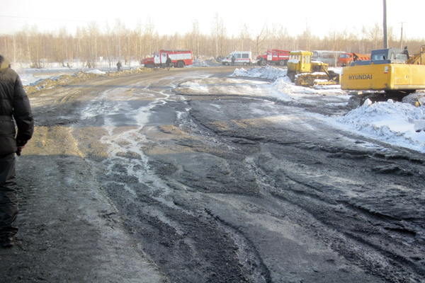 Из опрокинувшихся на СУМЗе цистерн откачали 280 тонн серной кислоты - Фото 3