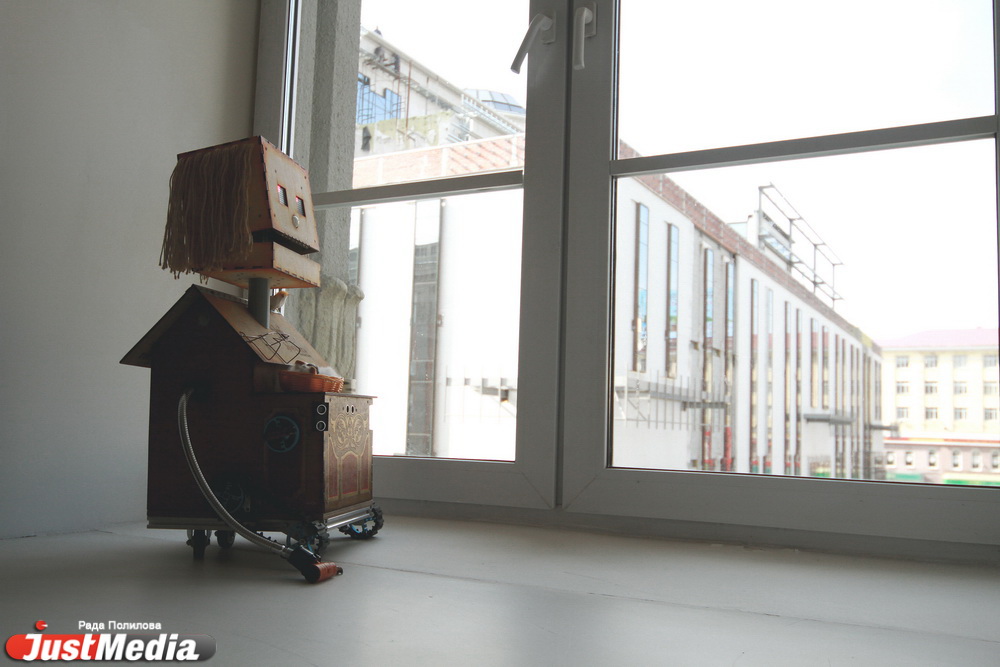 «Попрошайка» раскрутила депутатов гордумы на деньги, пела песни на Плотинке и проехалась в трамвае «зайцем». ФОТО - Фото 9