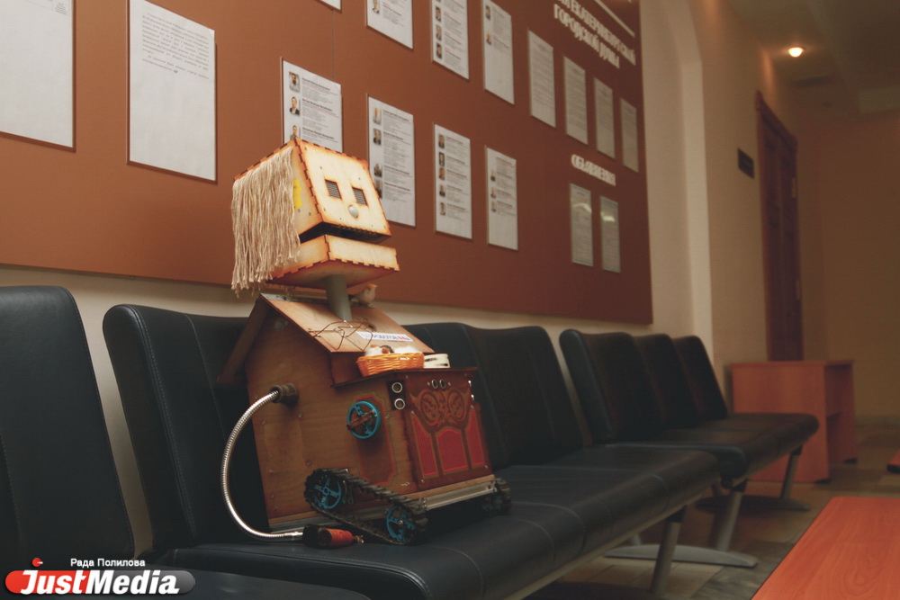 «Попрошайка» раскрутила депутатов гордумы на деньги, пела песни на Плотинке и проехалась в трамвае «зайцем». ФОТО - Фото 10