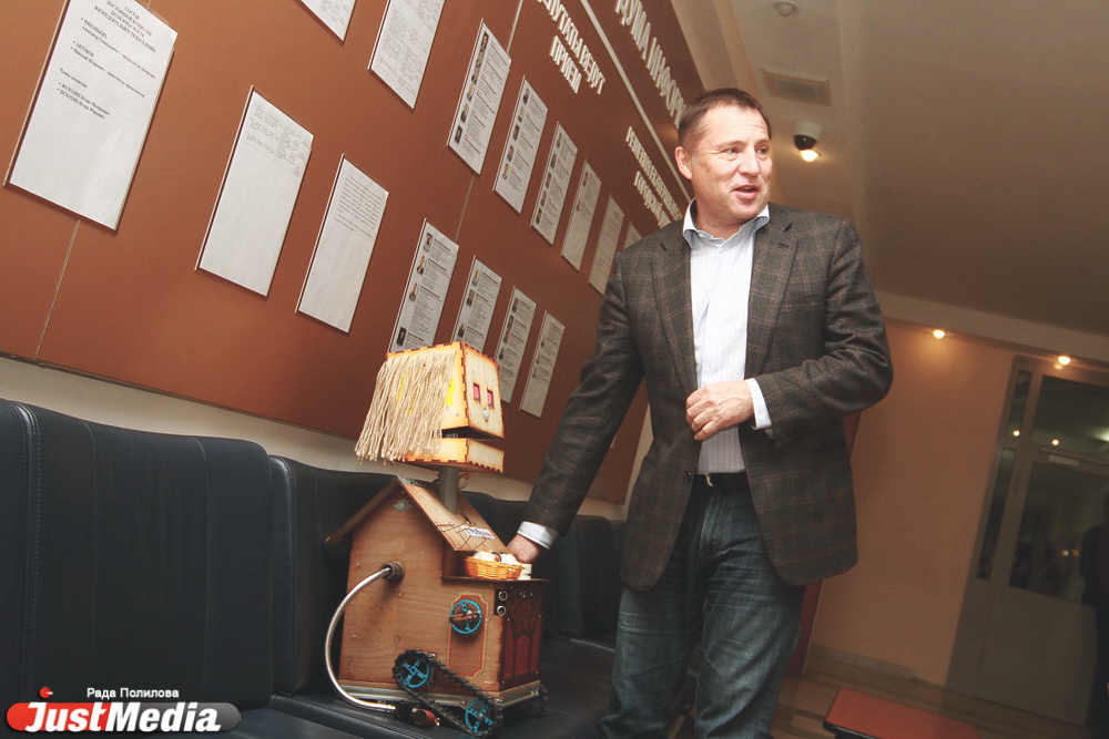 «Попрошайка» раскрутила депутатов гордумы на деньги, пела песни на Плотинке и проехалась в трамвае «зайцем». ФОТО - Фото 11