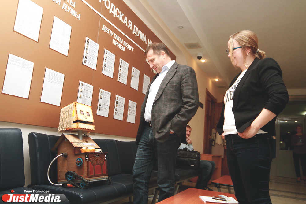 «Попрошайка» раскрутила депутатов гордумы на деньги, пела песни на Плотинке и проехалась в трамвае «зайцем». ФОТО - Фото 12