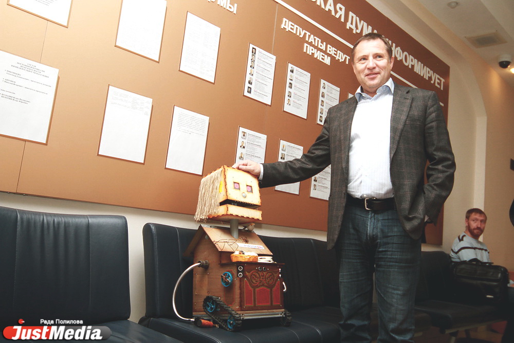 «Попрошайка» раскрутила депутатов гордумы на деньги, пела песни на Плотинке и проехалась в трамвае «зайцем». ФОТО - Фото 14