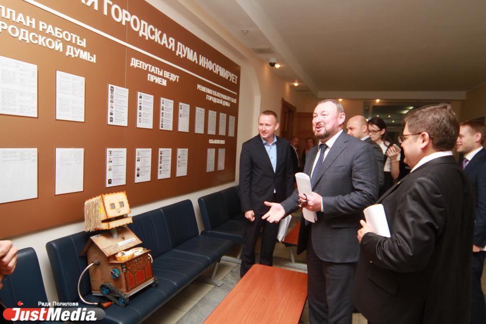 «Попрошайка» раскрутила депутатов гордумы на деньги, пела песни на Плотинке и проехалась в трамвае «зайцем». ФОТО - Фото 15