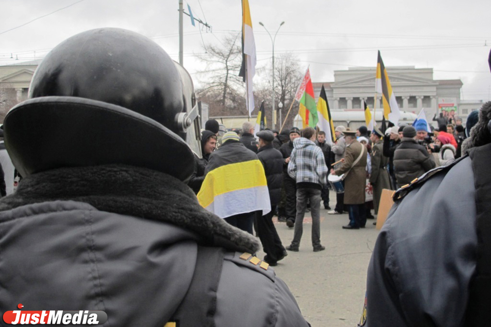 С несанкционированного «Русского марша» в полицию доставили около 90 человек - Фото 2