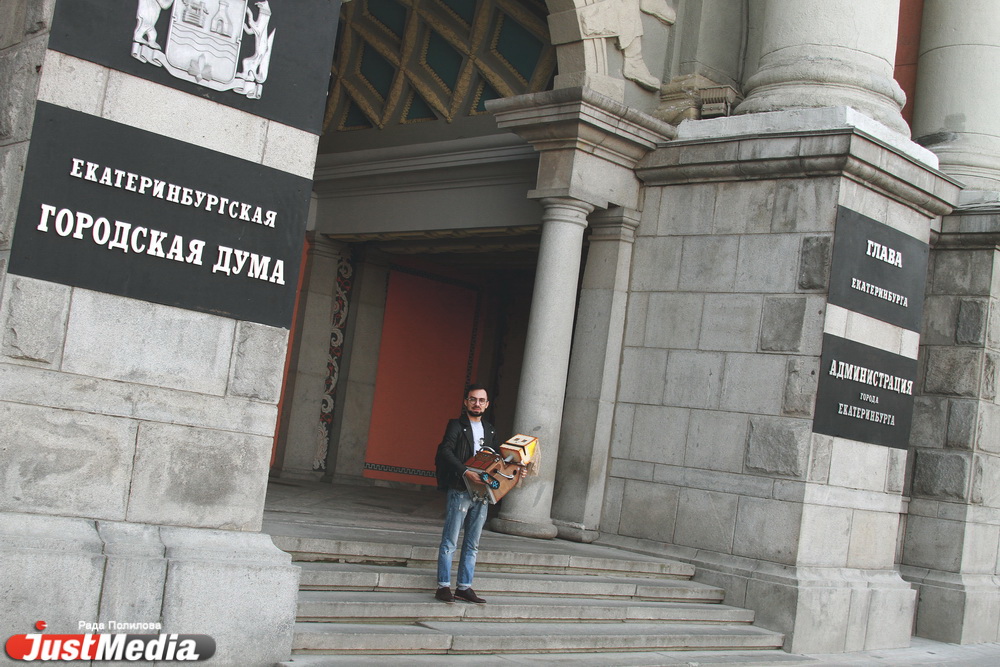 «Попрошайка» раскрутила депутатов гордумы на деньги, пела песни на Плотинке и проехалась в трамвае «зайцем». ФОТО - Фото 17