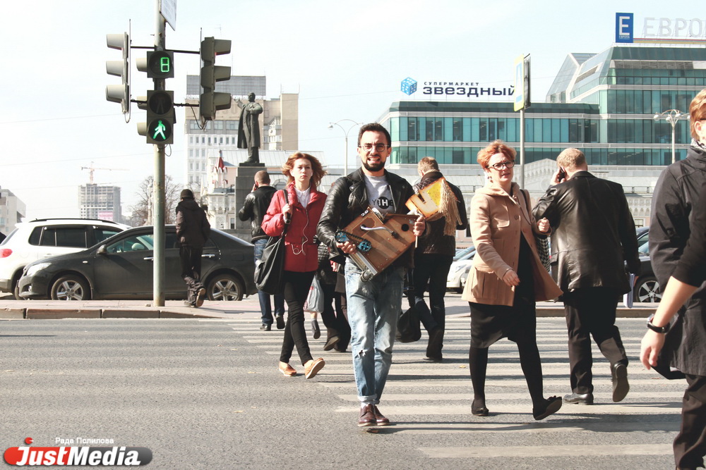 «Попрошайка» раскрутила депутатов гордумы на деньги, пела песни на Плотинке и проехалась в трамвае «зайцем». ФОТО - Фото 18