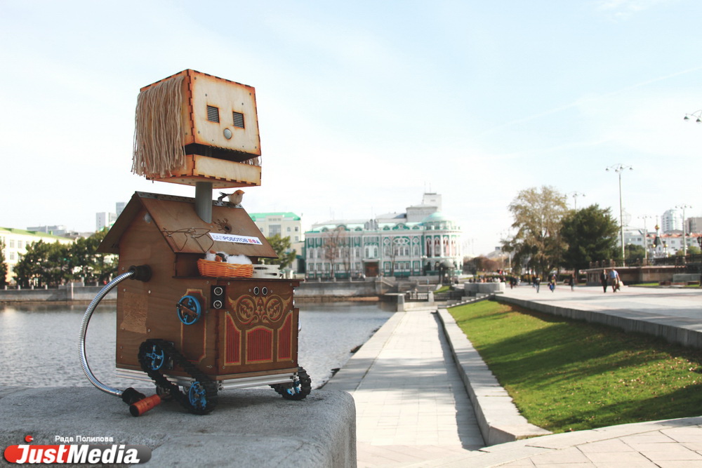 «Попрошайка» раскрутила депутатов гордумы на деньги, пела песни на Плотинке и проехалась в трамвае «зайцем». ФОТО - Фото 19