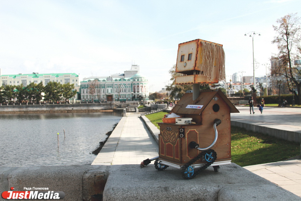 «Попрошайка» раскрутила депутатов гордумы на деньги, пела песни на Плотинке и проехалась в трамвае «зайцем». ФОТО - Фото 20