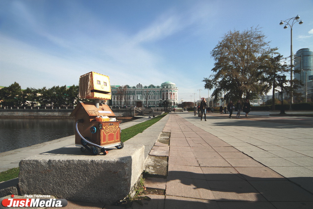 «Попрошайка» раскрутила депутатов гордумы на деньги, пела песни на Плотинке и проехалась в трамвае «зайцем». ФОТО - Фото 22