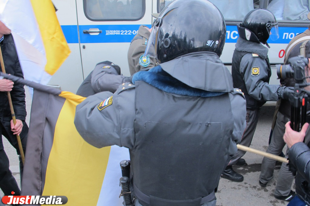 С несанкционированного «Русского марша» в полицию доставили около 90 человек - Фото 6