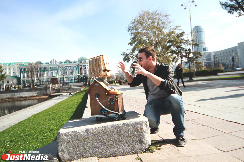 «Попрошайка» раскрутила депутатов гордумы на деньги, пела песни на Плотинке и проехалась в трамвае «зайцем». ФОТО - Фото 26