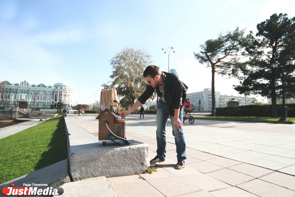 «Попрошайка» раскрутила депутатов гордумы на деньги, пела песни на Плотинке и проехалась в трамвае «зайцем». ФОТО - Фото 27
