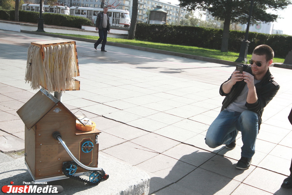 «Попрошайка» раскрутила депутатов гордумы на деньги, пела песни на Плотинке и проехалась в трамвае «зайцем». ФОТО - Фото 28