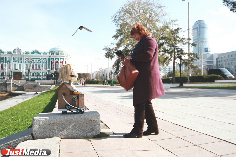 «Попрошайка» раскрутила депутатов гордумы на деньги, пела песни на Плотинке и проехалась в трамвае «зайцем». ФОТО - Фото 23