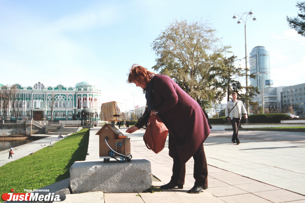 «Попрошайка» раскрутила депутатов гордумы на деньги, пела песни на Плотинке и проехалась в трамвае «зайцем». ФОТО - Фото 24