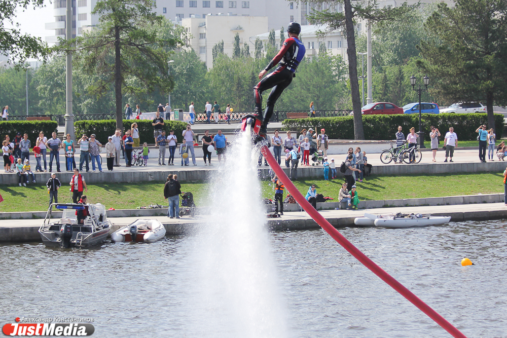 Летающие доски, люди-лососи, яхты и машинки — в Екатеринбурге прошел «Майский экстрим» - Фото 4