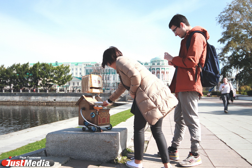 «Попрошайка» раскрутила депутатов гордумы на деньги, пела песни на Плотинке и проехалась в трамвае «зайцем». ФОТО - Фото 29