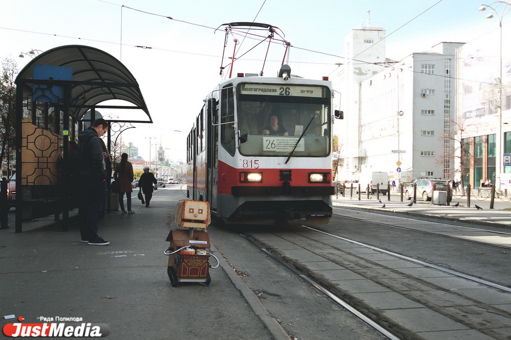 «Попрошайка» раскрутила депутатов гордумы на деньги, пела песни на Плотинке и проехалась в трамвае «зайцем». ФОТО - Фото 30