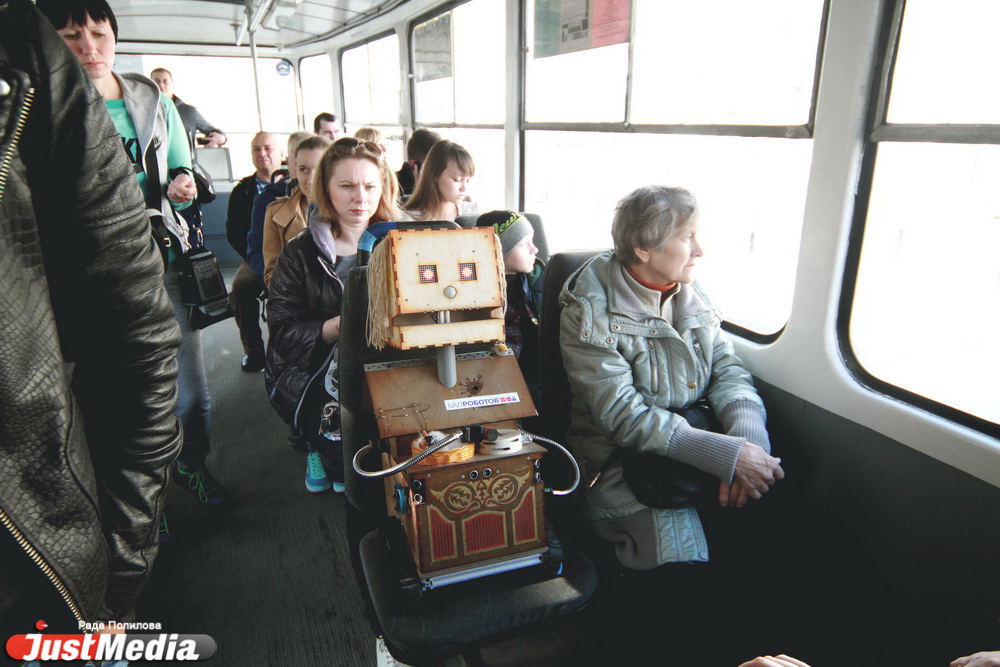 «Попрошайка» раскрутила депутатов гордумы на деньги, пела песни на Плотинке и проехалась в трамвае «зайцем». ФОТО - Фото 31