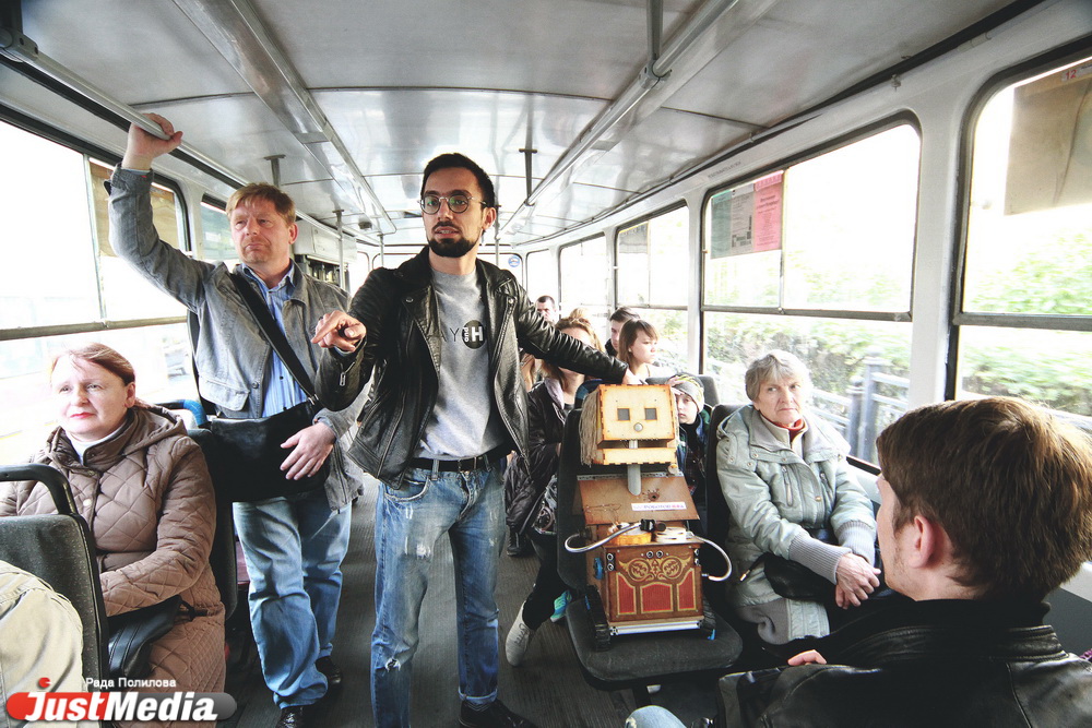 «Попрошайка» раскрутила депутатов гордумы на деньги, пела песни на Плотинке и проехалась в трамвае «зайцем». ФОТО - Фото 32