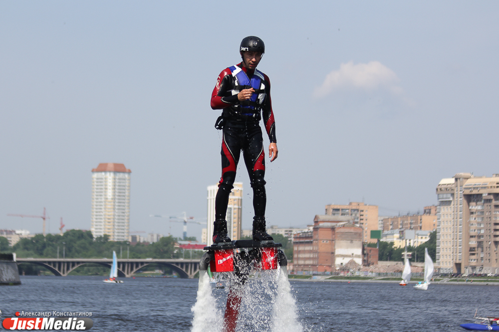 Летающие доски, люди-лососи, яхты и машинки — в Екатеринбурге прошел «Майский экстрим» - Фото 5