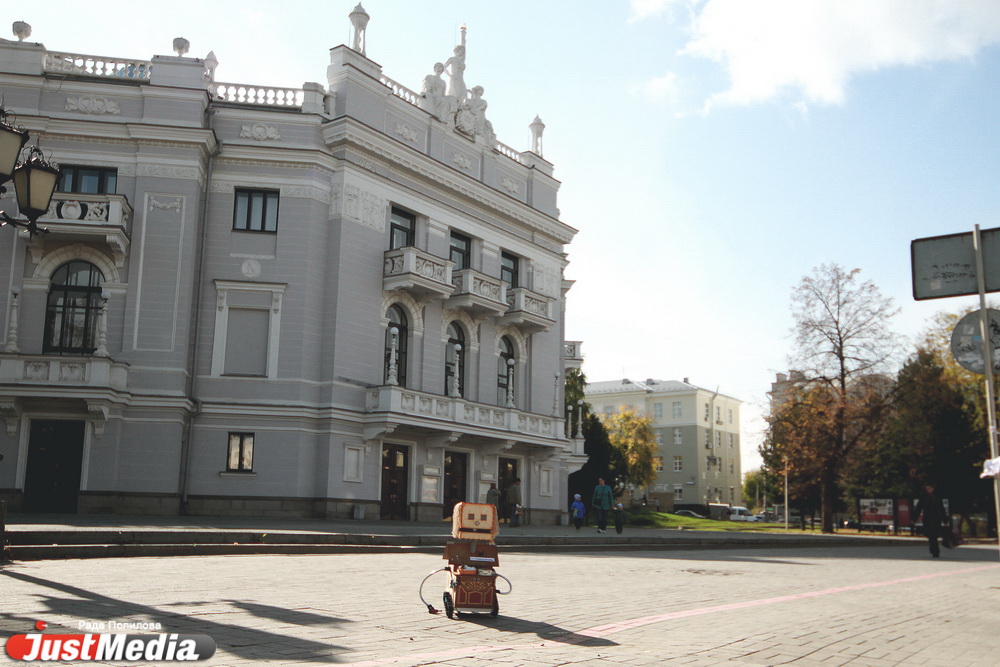 «Попрошайка» раскрутила депутатов гордумы на деньги, пела песни на Плотинке и проехалась в трамвае «зайцем». ФОТО - Фото 33
