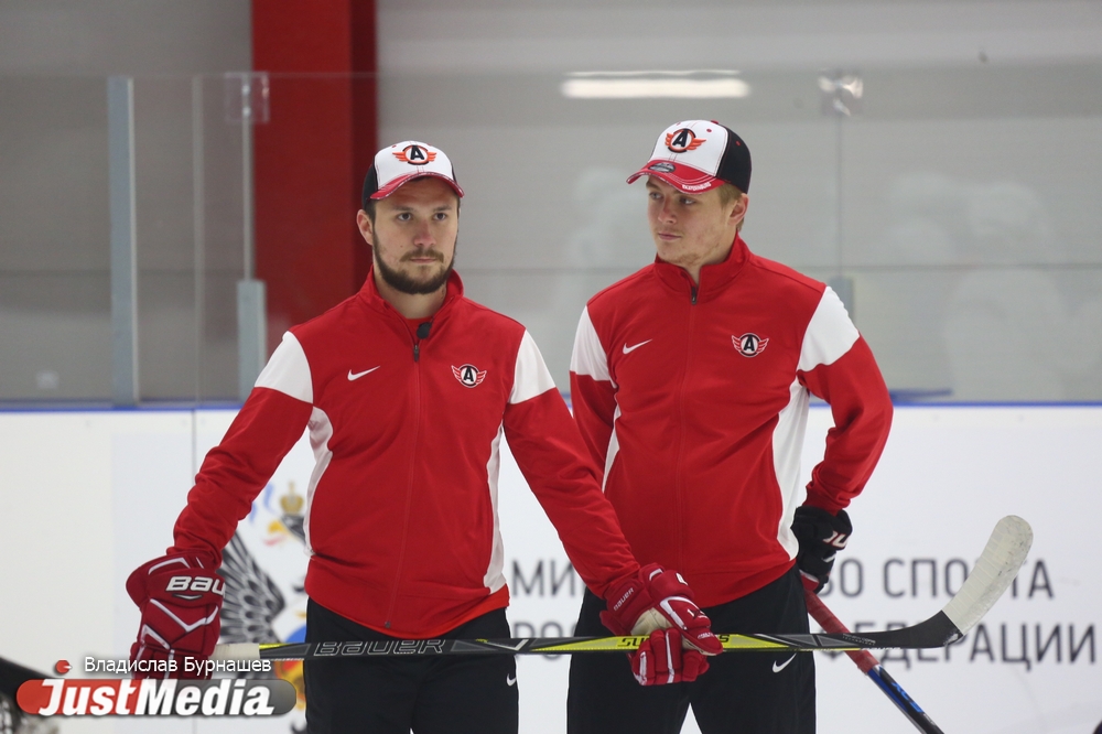 «На бумаге собралась очень сильная команда. Надо выходить на лед и доказывать». Хоккеисты Голышев и Щемеров - о предсезонке и атмосфере в «Автомобилисте». ИНТЕРВЬЮ - Фото 4