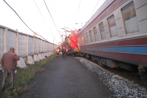 В результате столкновения поезда «Адлер—Нижний Тагил» с электровозом ушибы получили три пассажира и проводник - Фото 3