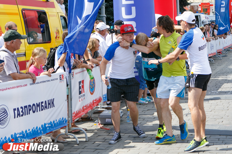 На марафоне «Европа-Азия» бегуны падали в обморок из-за жары и обезвоживания  - Фото 2