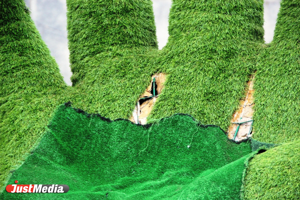 «Верхушки у пальцев оборвали, ладонь каблуками разорвали». В Историческом сквере стартовал демонтаж «зеленой руки» - Фото 4