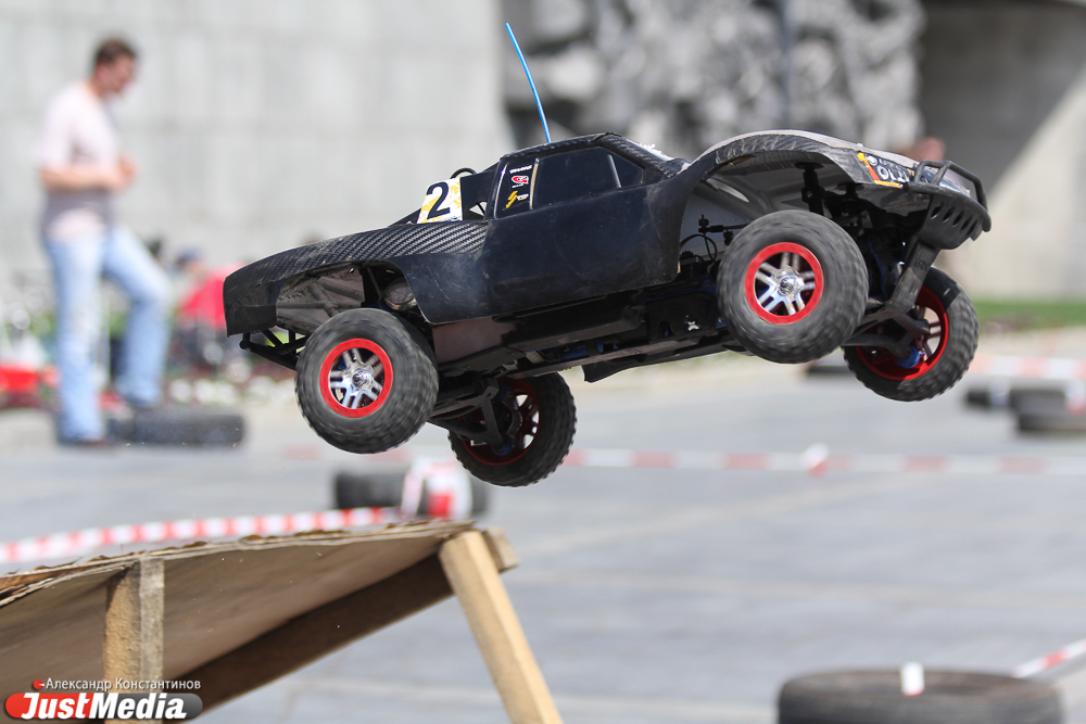 Летающие доски, люди-лососи, яхты и машинки — в Екатеринбурге прошел «Майский экстрим» - Фото 6