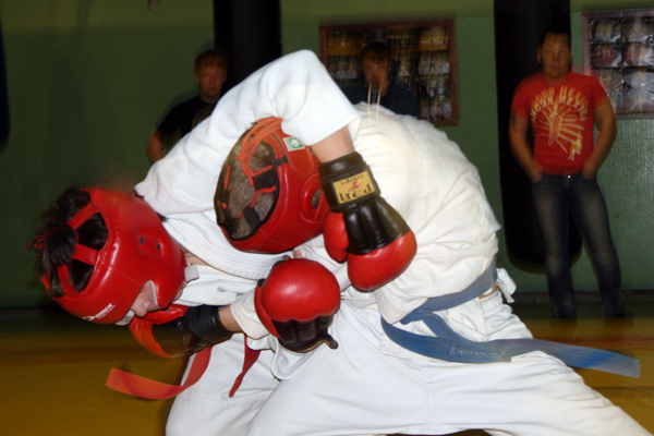 Юные уральские спортсмены приняли участие в турнире для настоящих мужчин - Фото 3