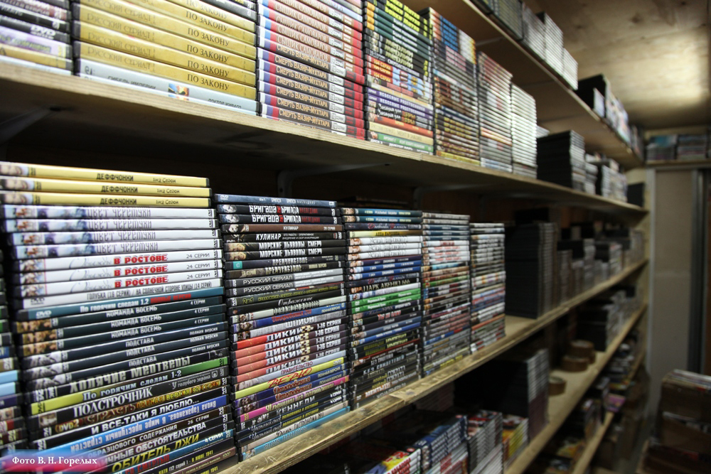 На рынке КОР полицейские изъяли около 16 тысяч контрафактных DVD - Фото 4