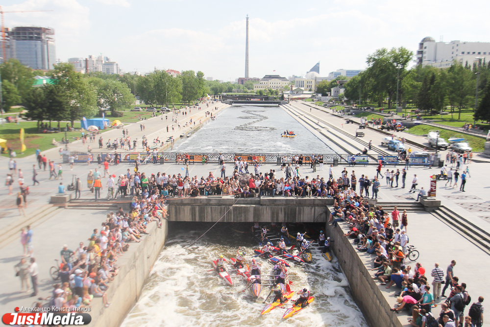Летающие доски, люди-лососи, яхты и машинки — в Екатеринбурге прошел «Майский экстрим» - Фото 11