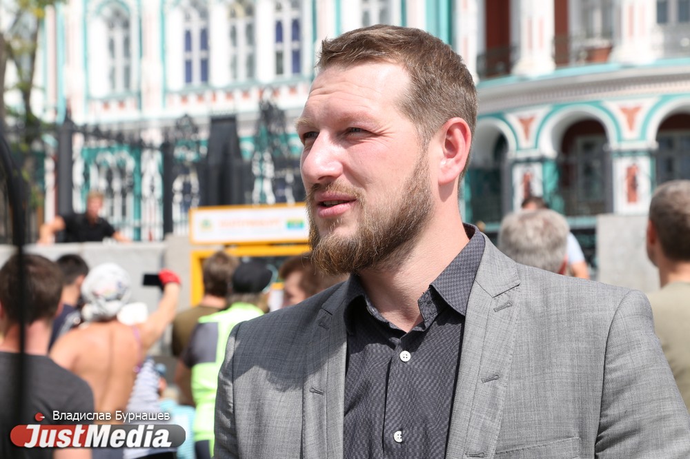 «Мы за дом Севастьянова!». Олимпийцы устроили массовое селфи в поддержку символов Екатеринбурга - Фото 4